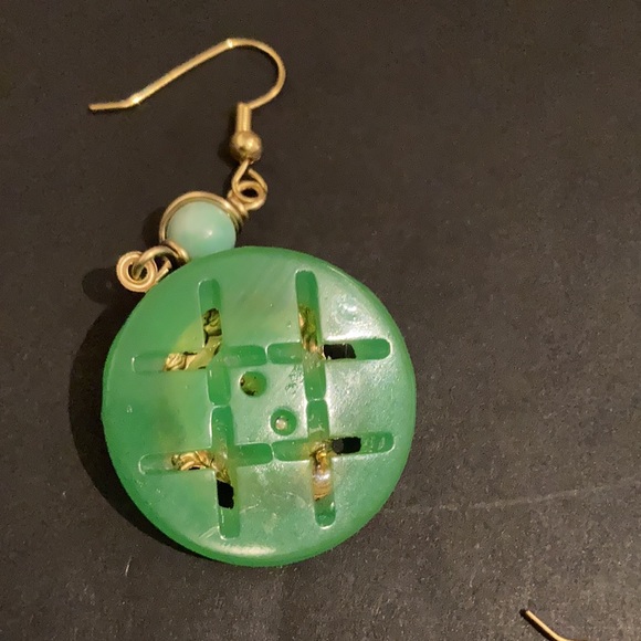 Vintage Button Earring - Picture 3 of 3